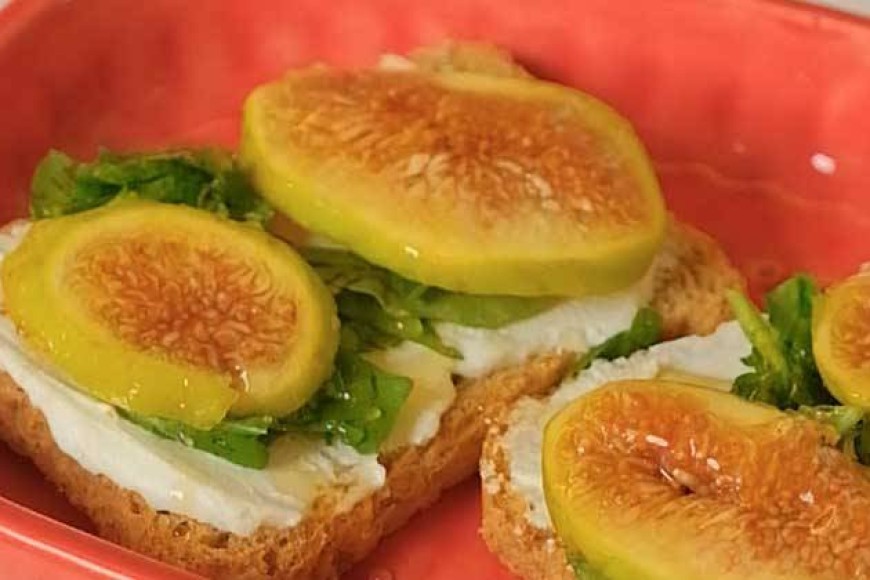 Fig Snack on Rice Cakes