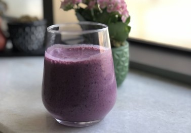 Kırmızı meyve smoothie 