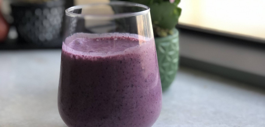 Kırmızı meyve smoothie 