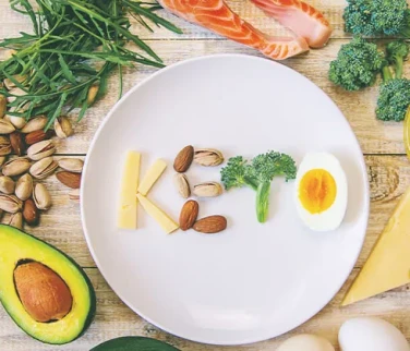 Ketojenik Diyet Nedir? Temelleri, Faydaları ve Riskleri
